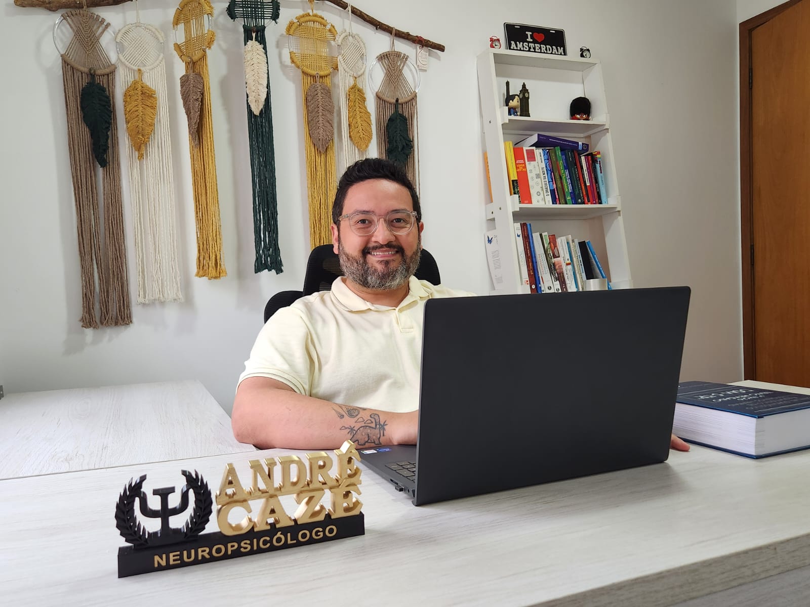 Foto de perfil do neuropsicólogo André Cazé, destacando sua expertise em saúde mental e neuropsicologia, com uma expressão profissional e acolhedora.